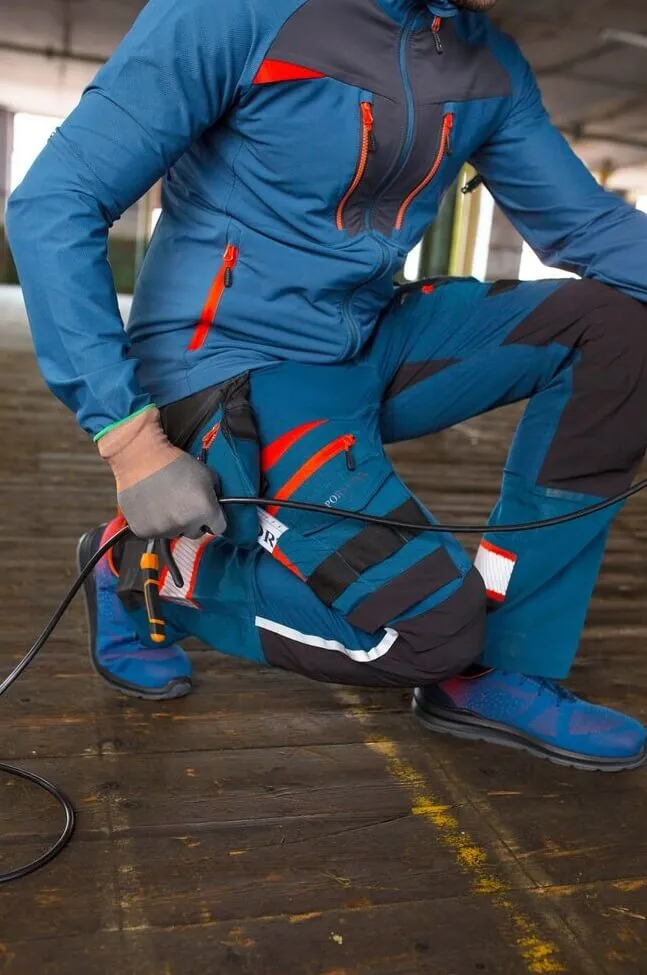 Munkaruh&aacute;zat egy helyről!